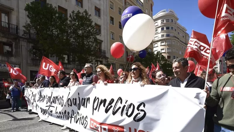 Decenas de personas durante la marcha por el Día Internacional de los Trabajadores, a 1 de mayo de 2023, en Santander, Cantabria.