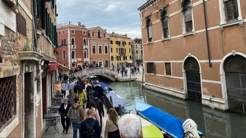 Foto de archivo de grandes grupos de turistas en el centro de Venecia, a 19 de mayo de 2023.