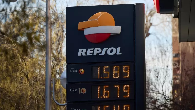 Precios en una gasolinera de Repsol, a 27 de diciembre de 2023, en Madrid (España).
