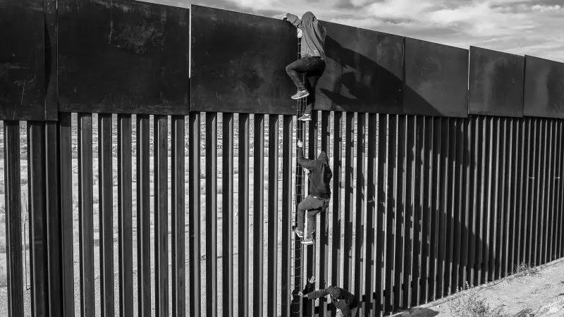 En la categoría de Proyecto a Largo Plazo, el concurso premia al fotoperiodista venezolano Alejandro Cegarra por su trabajo “Los dos muros”