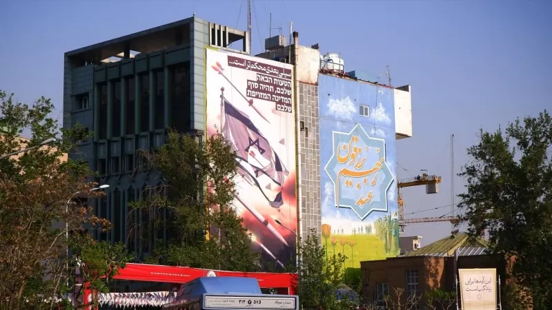 19/04/2024 Una valla publicitaria antiisraelí en la que se lee en persa 'La próxima bofetada será más dura', en la calle Palestina, en el centro de Teherán, a 14 de abril de 2024.
