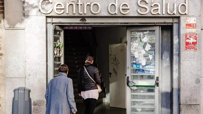 Dos personas entran al Centro de Salud de Lavapiés, a 5 de enero de 2024, en Madrid.