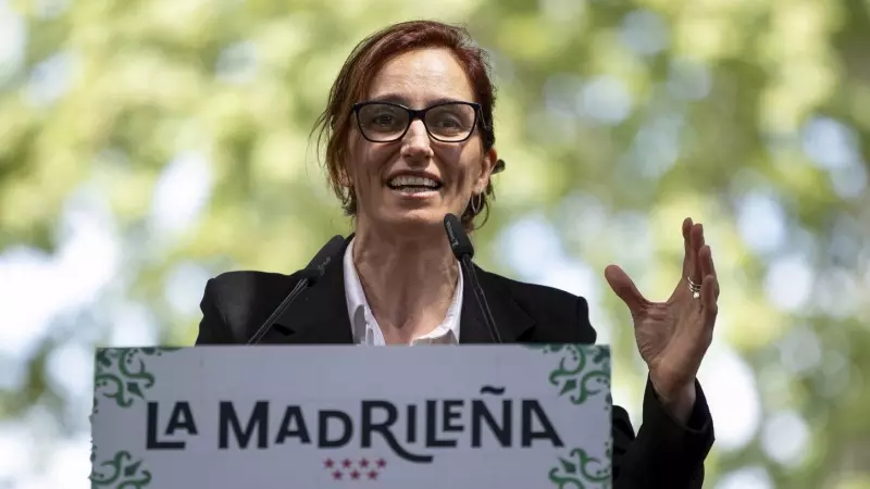 La ministra de Sanidad, Mónica García, interviene durante la verbena 'La Madrileña' organizada por Más Madrid, este sábado en el Auditorio del Parque Paraíso, en Madrid.