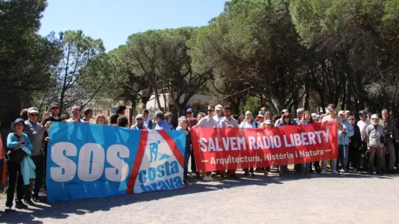 20/04/2024 - Els activistes que s'han concentrat aquest dissabte a l'exterior de Radio Liberty, a Pals, per demanar-ne la rehabilitació.