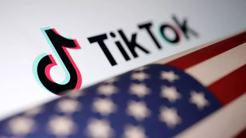 Una bandera estadounidense sobre el logo de TikTok, a 20 de marzo de 2024.