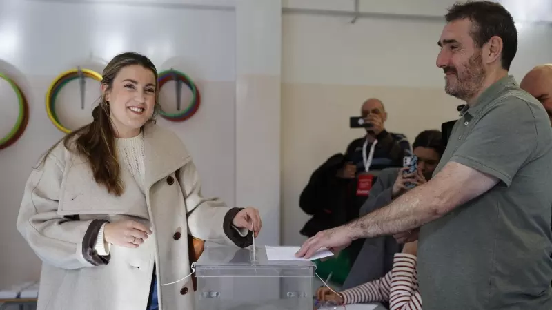 La candidata a lehendakari por Sumar Alba García (i) ejerce su derecho al voto en un colegio electoral en el barrio de Deusto en Bilbao, este domingo