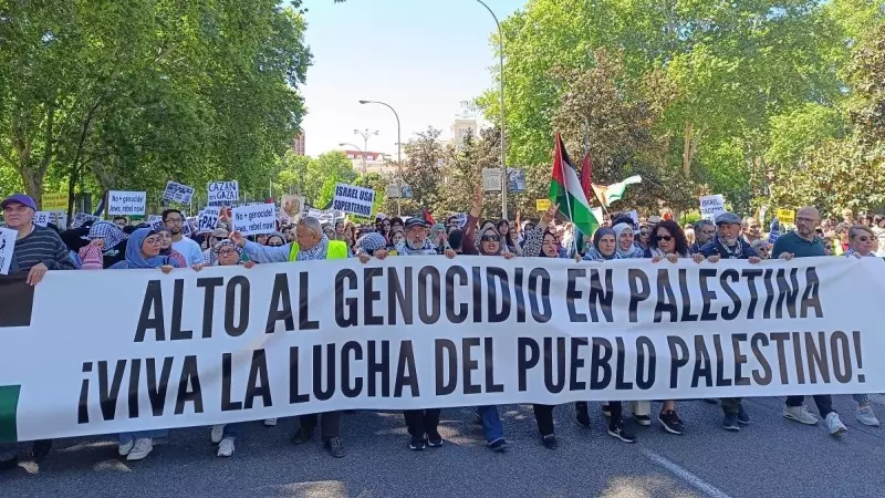 Varios manifestantes con una pancarta durante la protesta, en Madrid, a 21 de abril