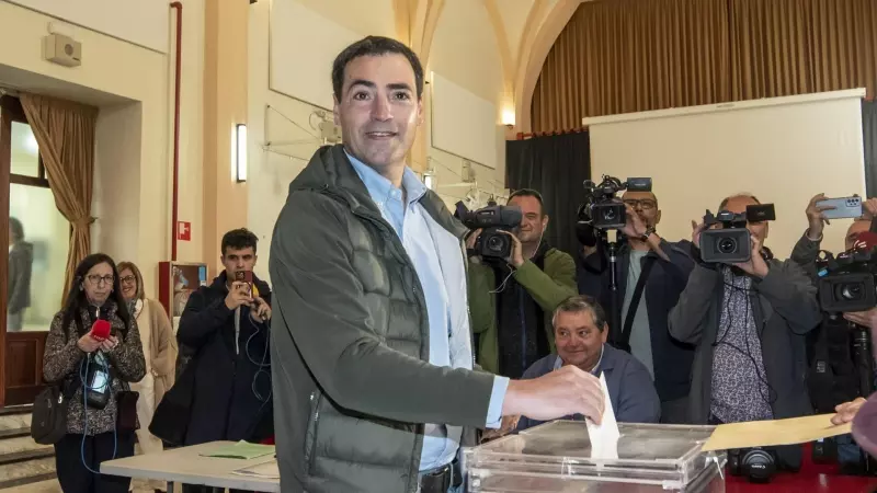 El candidato a lehendakari del PNV, Imanol Pradales, ejerce su derecho al voto en el Centro Cultural Santa Clara de Portugalete (Bizkaia).