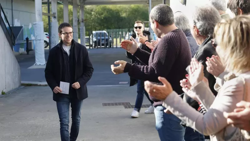 El candidato de EH Bildu a lehendakari Pello Otxandiano (i) saluda a simpatizantes a su llegada a un colegio electoral en Oxandio, Bizkaia, para ejercer su derecho al voto en las elecciones al Parlamento Vasco