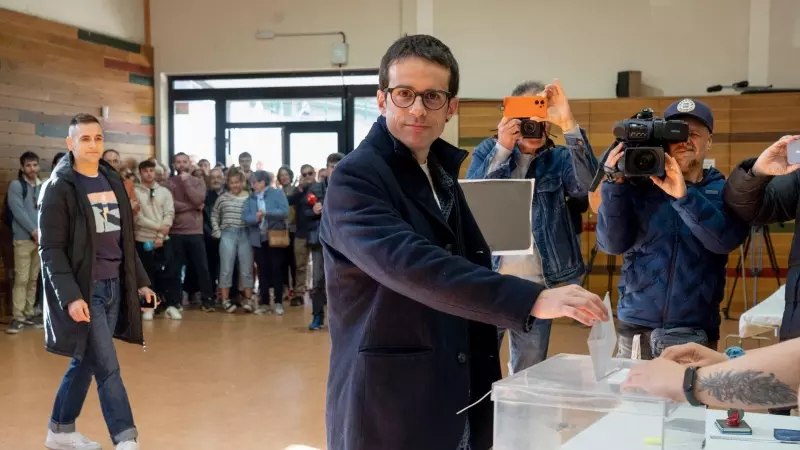 El candidato de EH Bildu a lehendakari, Pello Otxandiano, ejerce su derecho a voto.