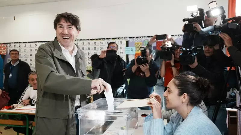 El secretario general del PSE-EE y candidato del partido a lehendakari, Eneko Andueza, ejerce su derecho a voto en las elecciones autonómicas vascas.