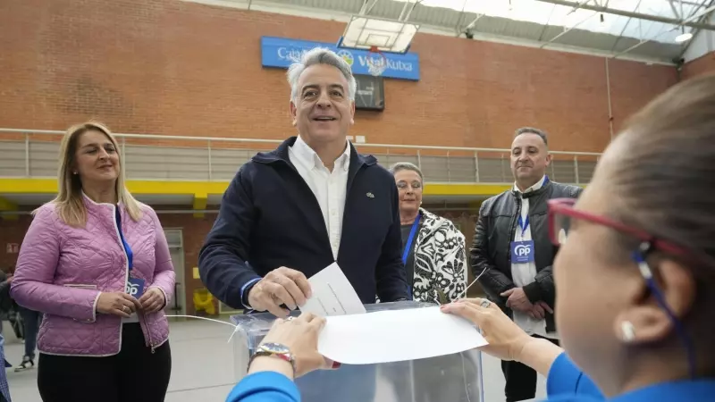 El candidato a Lehendakari del Partido Popular, Javier de Andrés, ejerce su derecho al voto