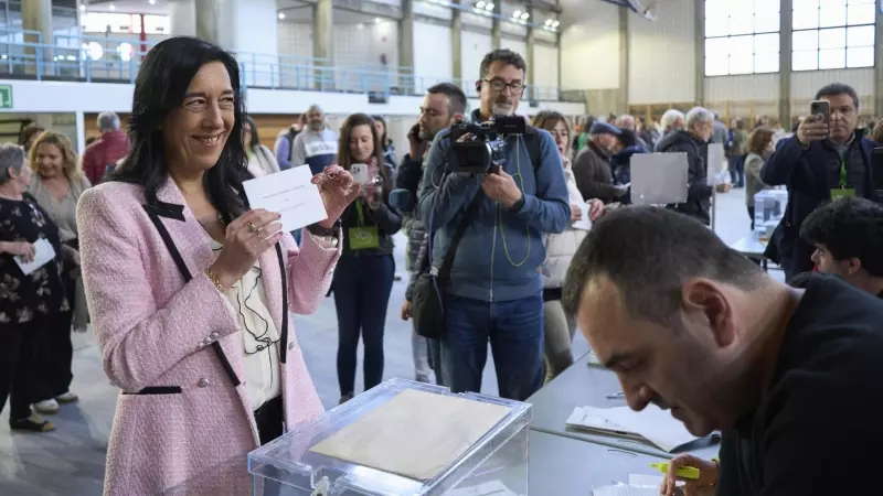 La candidata a Lehendakari del partido VOX, Amaia Martínez (i), ejerce su derecho al voto en el centro cívico de Iparralde
