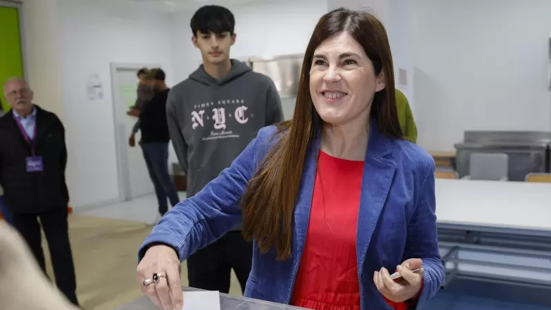 La candidata a lehendakari por Podemos, Miren Gorrotxategi, ejerce su derecho al voto en la Escuela Pública Zabalarra en Durango para ejercer su derecho al voto, este domingo.