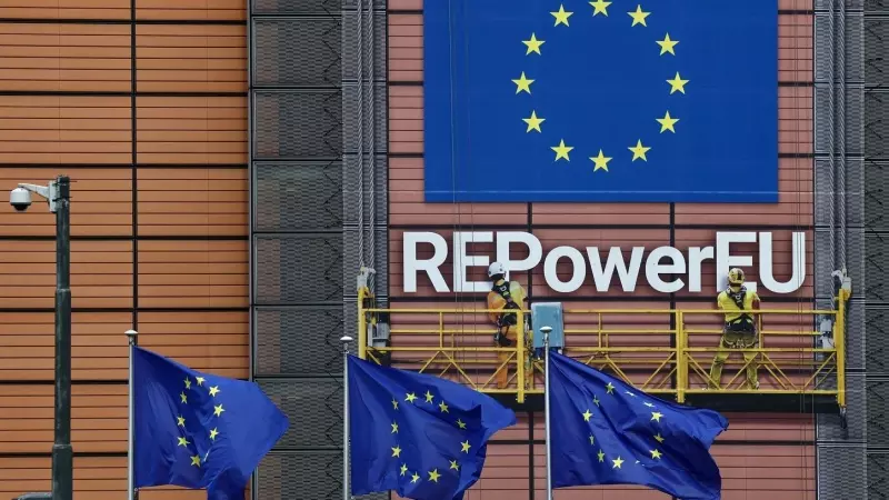 Banderas de la UE delante de la sede de la Comisión Europea en Bruselas. REUTERS/Yves Herman