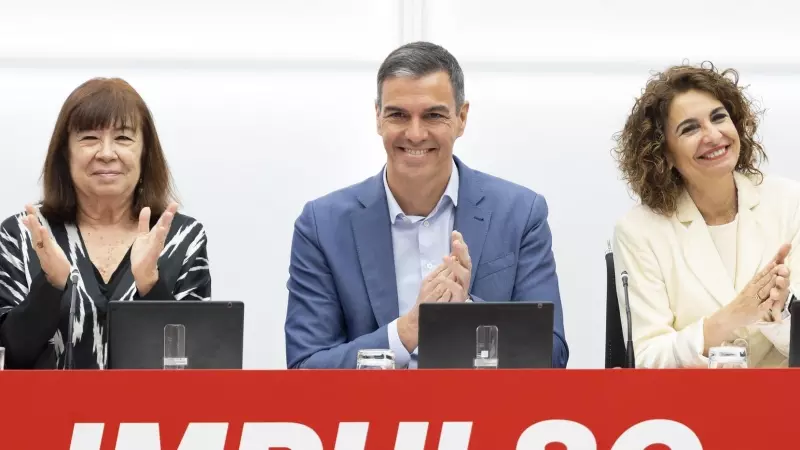 Pedro Sánchez, secretario general del PSOE, junto a la vicesecretaria general, María Jesús Montero, y la presidenta del partido, Cristina Narbona, este lunes en Ferraz.