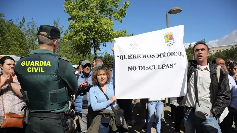 Un grupo de personas, con una pancarta que reza 'Queremos médicos, no disculpas' exige mejoras en la Sanidad Pública durante una manifestación, a 22 de abril de 2023, en Colmenar Viejo, Madrid (España).