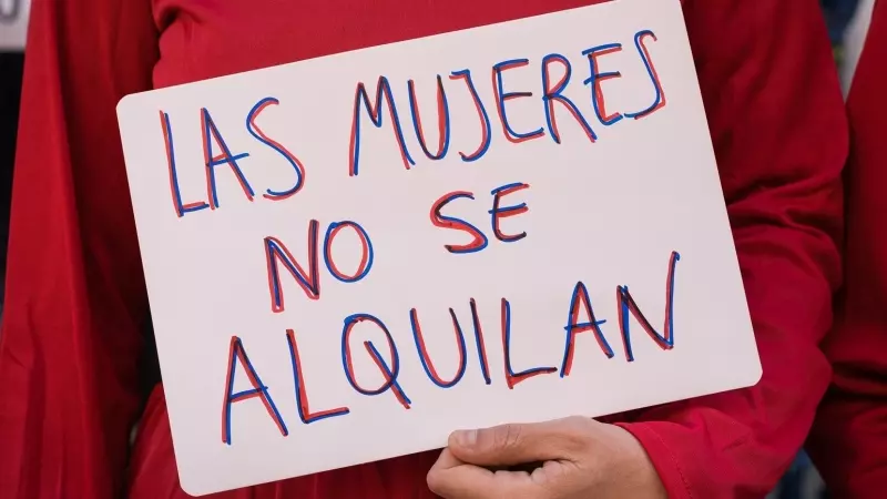 23/04/2024 Una mujer con una pancarta que reza 'Las Mujeres no se Alquilan', frente al Ministerio de Justicia, a 22 de abril de 2023.