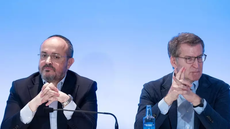 El presidente del PP de Cataluña y candidato a las elecciones catalanas, Alejandro Fernández, y el líder del PP, Alberto Núñez Feijóo, durante un acto de la Junta Directiva Autonómica del PP de Catalunya, a 27 de marzo de 2024.