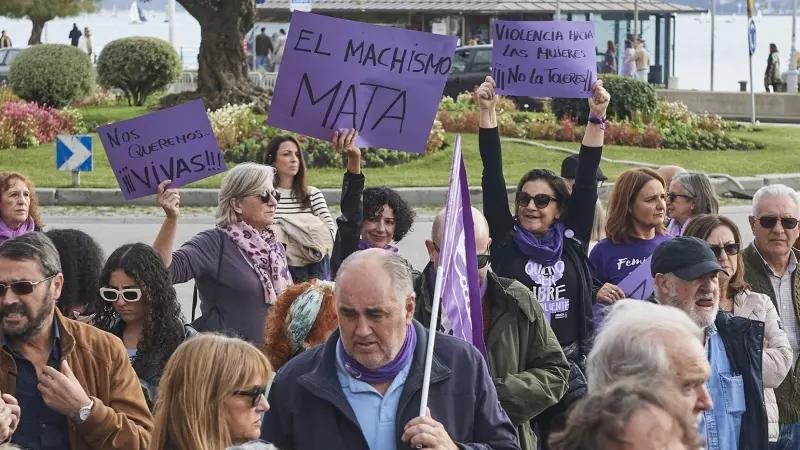 Varias personas sujetan carteles durante una manifestación contra la violencia machista, a 25 de noviembre de 2023, en Santander.