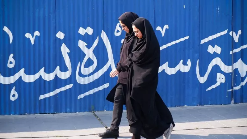 24/04/2024  Mujeres iraníes pasean por la plaza Hafte Tir, en el centro de Teherán, a 14 de abril de 2024.