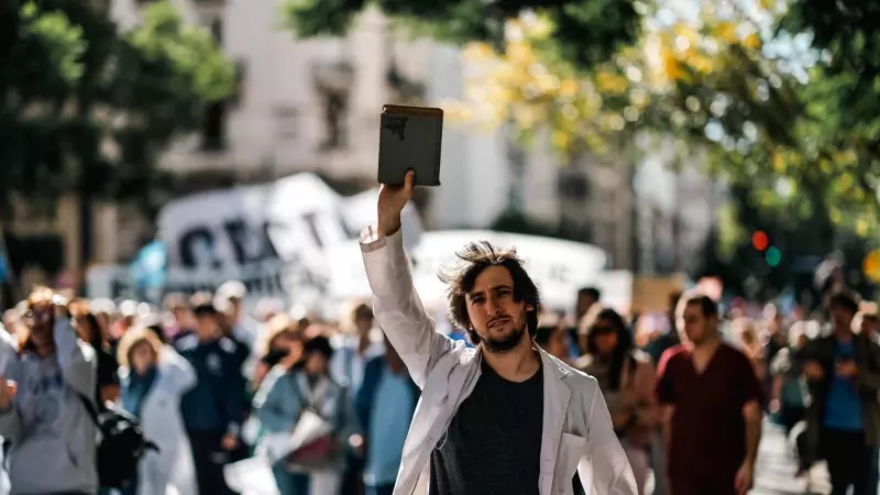 Manifestantes participan en una movilización del sector educativo contra el gobierno del presidente Javier Milei este martes en Buenos Aires (Argentina).