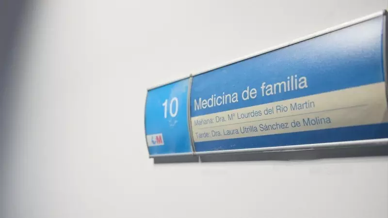 Un cartel que anuncia una de las salas de un médico de familia en el centro de salud 'Isla de Oza', a 11 de enero de 2024, en Madrid.