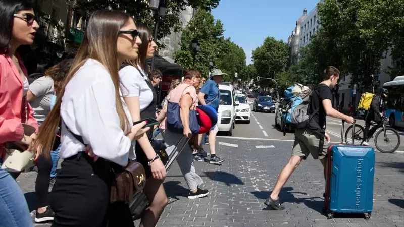 Turistas caminan por el centro de la ciudad, a 3 de junio de 2023, en Madrid.