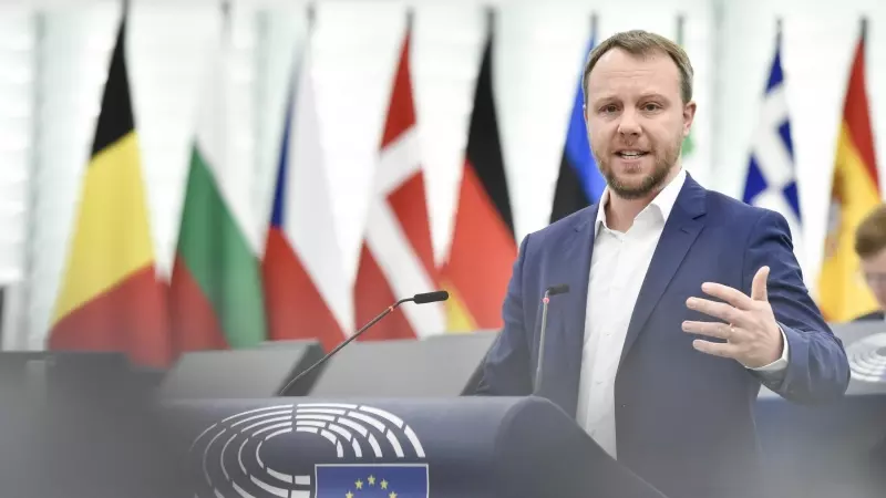 El eurodiputado Daniel Freund durante la exposición del informe adjunto a la creación del nuevo órgano del Parlamento Europeo