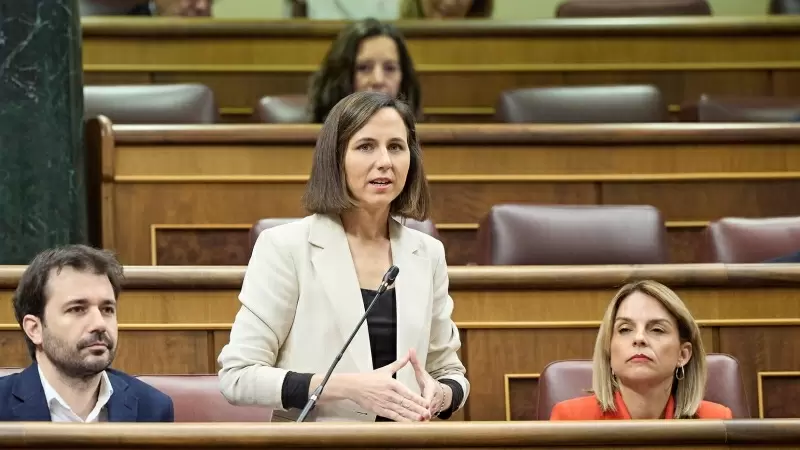 La secretaria general de Podemos, Ione Belarra, interviene durante una sesión de control al Gobierno, en el Congreso de los Diputados, a 24 de abril de 2024, en Madrid.