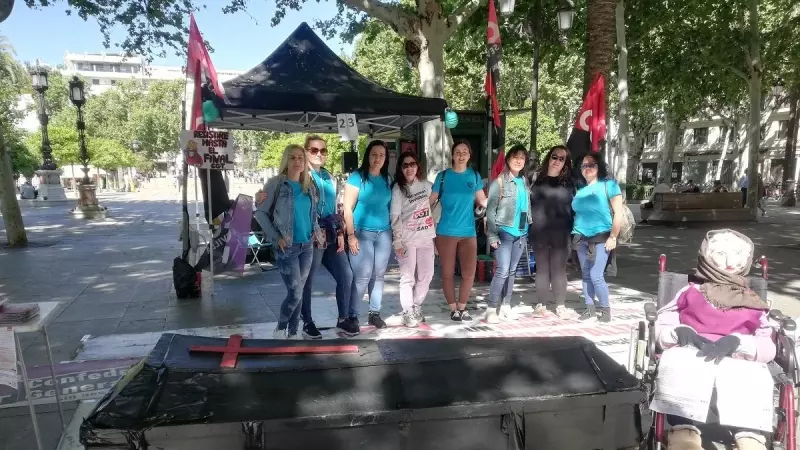 Trabajadoras del servicio de ayuda a domicilio de San Fernando (Cádiz) apoyan a sus compañeras en la acampada de Sevilla.