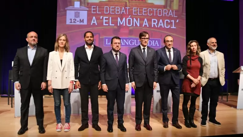 Fotografia de grup dels representants de les candidatures al 12-M, aquest divendres a l'inici del debat a Rac1 i La Vanguàrdia.