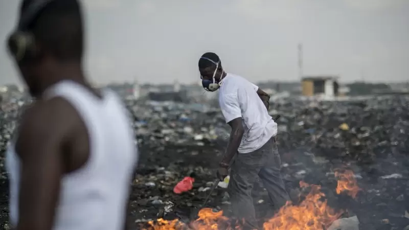 Foto de archivo de unos jóvenes que queman residuos electrónicos en el vertedero de Agbogbloshie, en Accra, el 29 de noviembre de 2017.