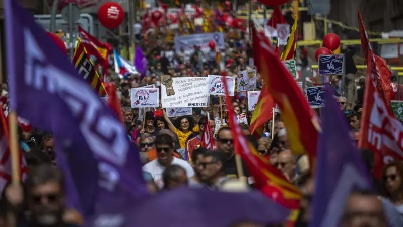 Manifestantes durante la marcha por el Día de los Trabajadores, a 1 de mayo de 2023, en Barcelona, Catalunya.