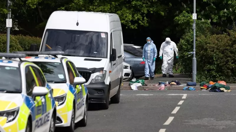 La Policía londinense examina el lugar donde ha tenido lugar el ataque de un hombre con una espada a cuatro personas heridas y un niño de 13 años fallecido, a 30 de abril de 2024.
