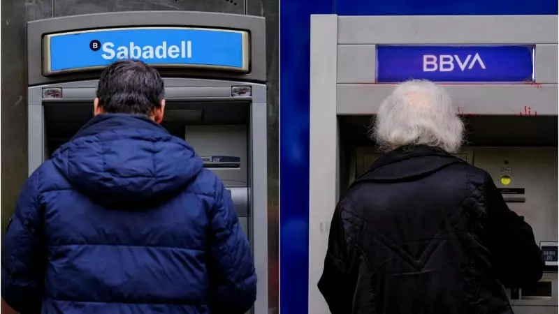 Dos personas usan los cajeros del BBVA y del Banco Sabadell en imágenes de archivo.
