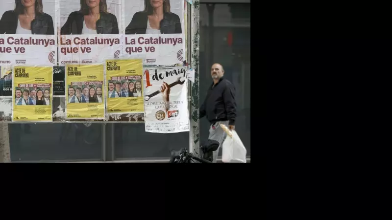 Vista de carteles electorales de ERC y de Comuns Sumar en una calle de L'Hospitalet, a 30 de abril de 2024.