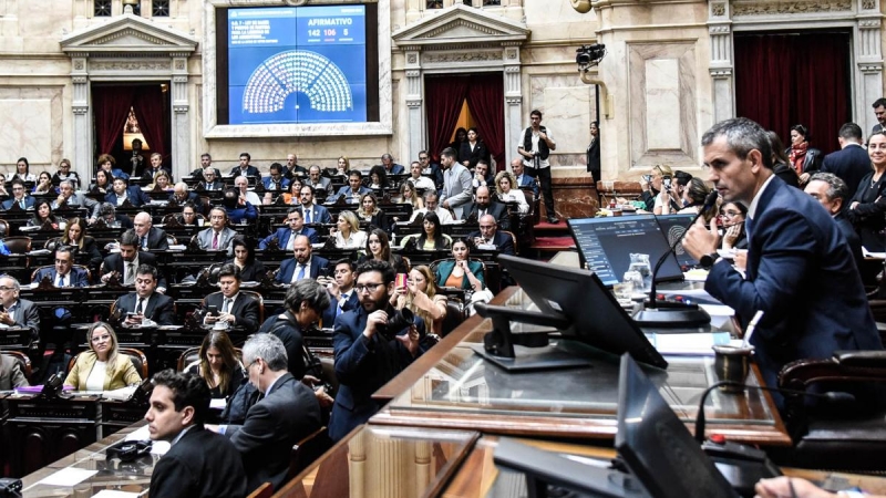 El presidente de la Cámara de Diputados de Argentina, Martín Menem, anuncia el resultado de la votación del proyecto en general de la Ley Bases, a 30 de abril de 2024.