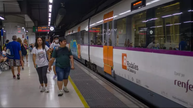 Viajeros al lado de un tren en uno de los andenes de la estación de Sants, a 9 de septiembre de 2022.
