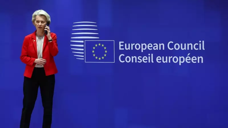 La presidenta de la Comisión Europea, Ursula von der Leyen. habla por su teléfono móvil, en una pausa de una cumbre informal de los líderes de la UE en Bruselas. REUTERS/Yves Herman