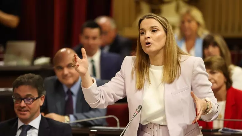 La presidenta de Illes Balears, Marga Prohens, interviene durante un pleno.