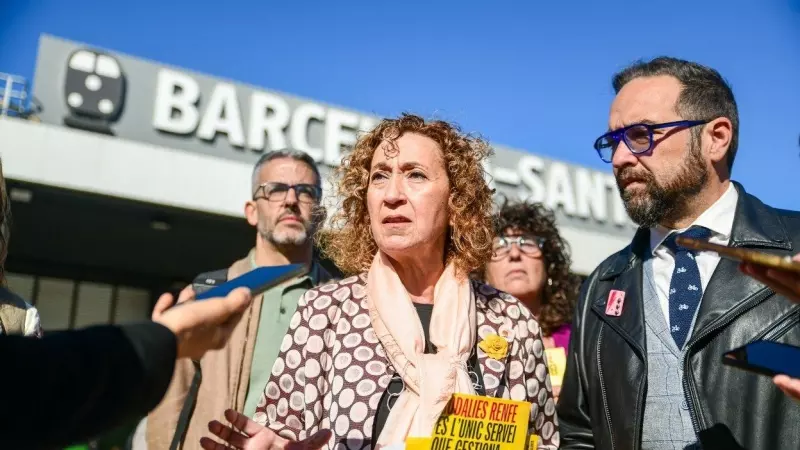 08/05/2024 - La consellera Ester Capella i l'exconseller Juli Fernández en una acció a l'estació de Sants aquest dimecres per denunciar el mal funcionament de Rodalies.