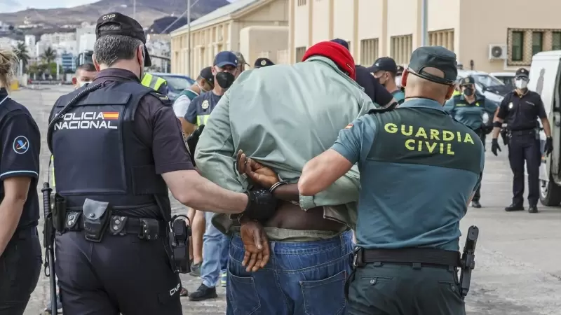 Agentes de la Policía Nacional y la Guardia Civil detienen en la Base Naval de Gran Canaria a los tripulantes de un pesquero tras la incautación de fajos de hachís , a 1 de junio de 2021.