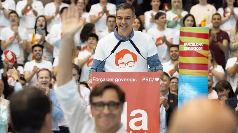 Sánchez, con la camiseta de Illa. El candidato en primer plano.