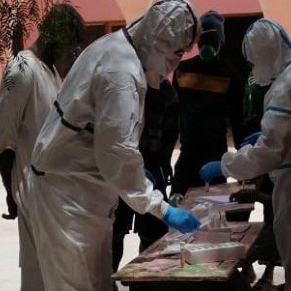 Sanitarios realizan pruebas de coronavirus a subsaharianos retenidos en una escuela en El Aaiún - Cynthia Gonzalez
