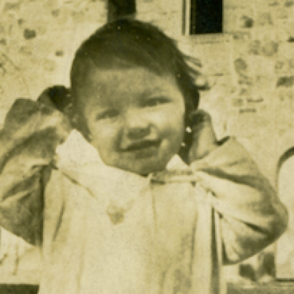 Bebé en los jardines de Meirás. 1910 a 1930.