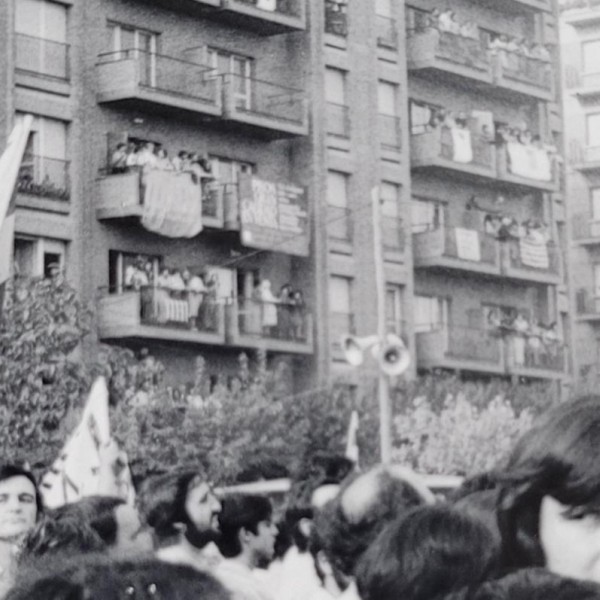 Desenes de persones als balcons i terrats observen els manifestants de la Diada de 1977 a Sant Boi de Llobregat.