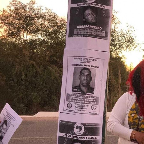 13-2-24 - La asociación Madres Buscadoras de Sonora colocando carteles de personas desaparecidas.