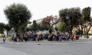 Estudiantes evacuados de un centro escolar en Roma a consecuencia de los tres terremotos registrados. /REUTERS