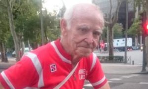 Basilio, ciclista de 82 años, enfundado en su maillot rojo. / HENRIQUE MARIÑO